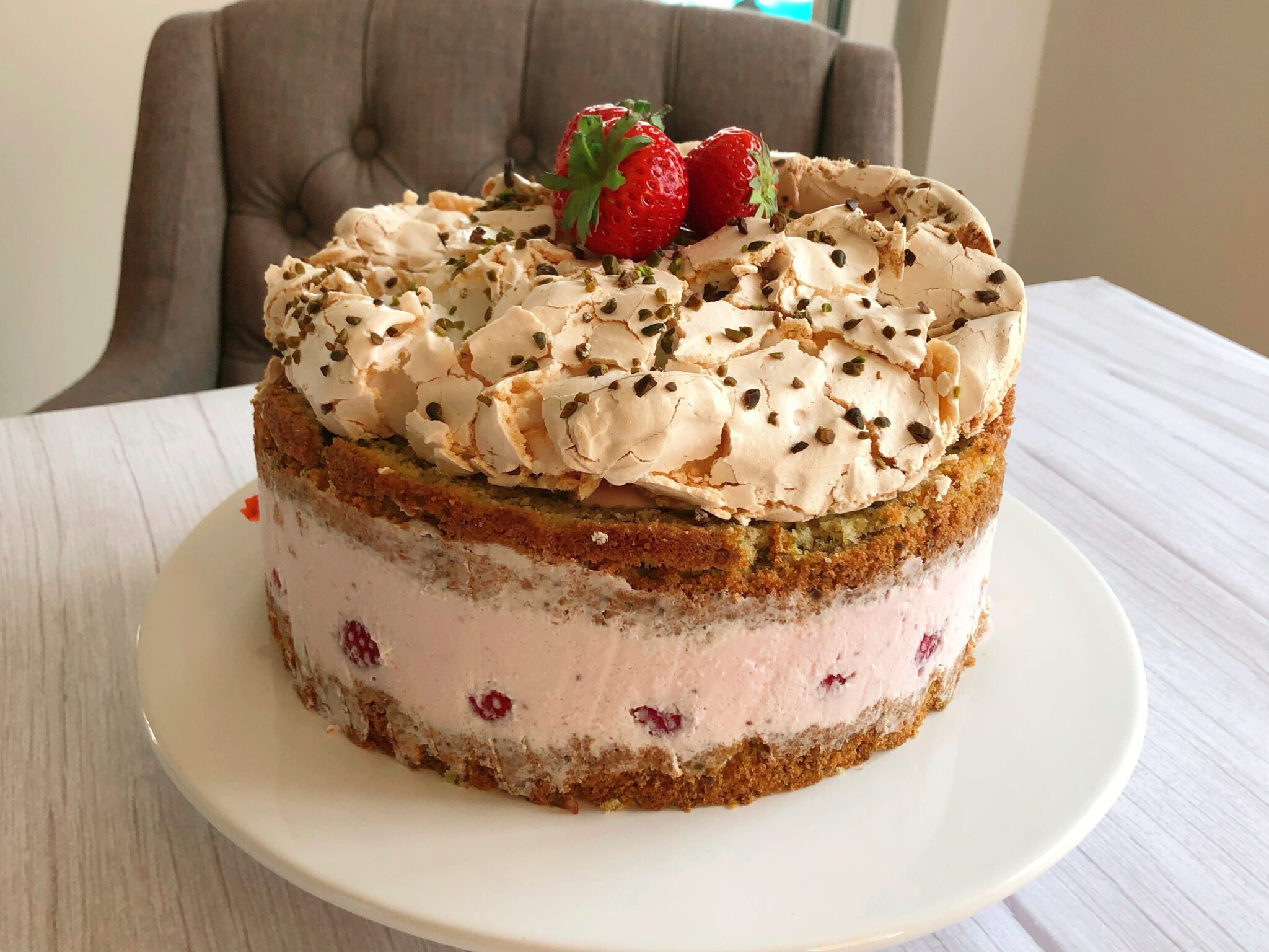 Erdbeer-Pistazien Torte mit Baiserhaube
