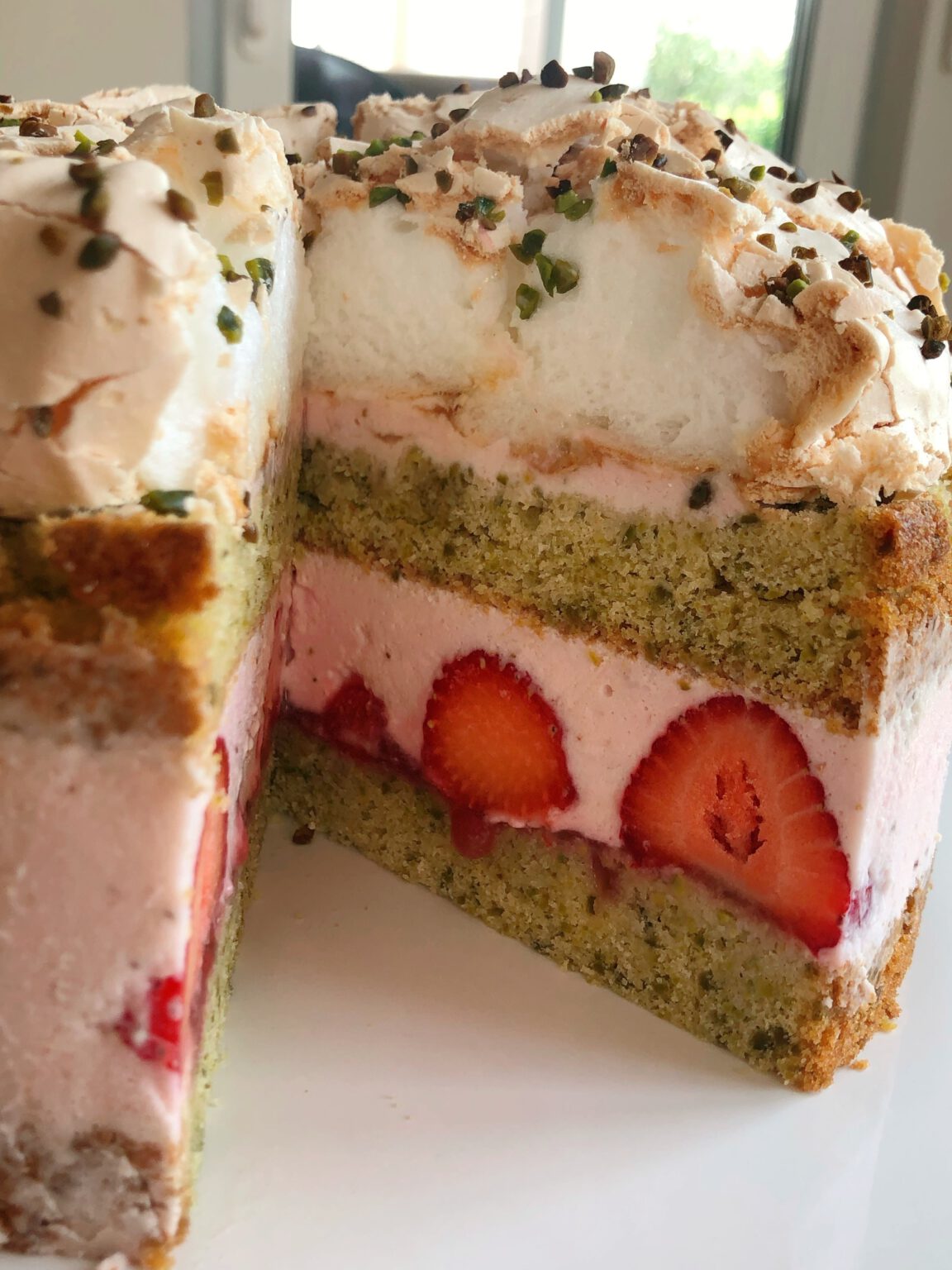 Erdbeer-Pistazien Torte mit Baiserhaube