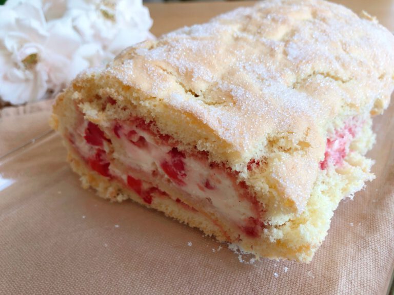 Biskuitroulade mit Erdbeeren