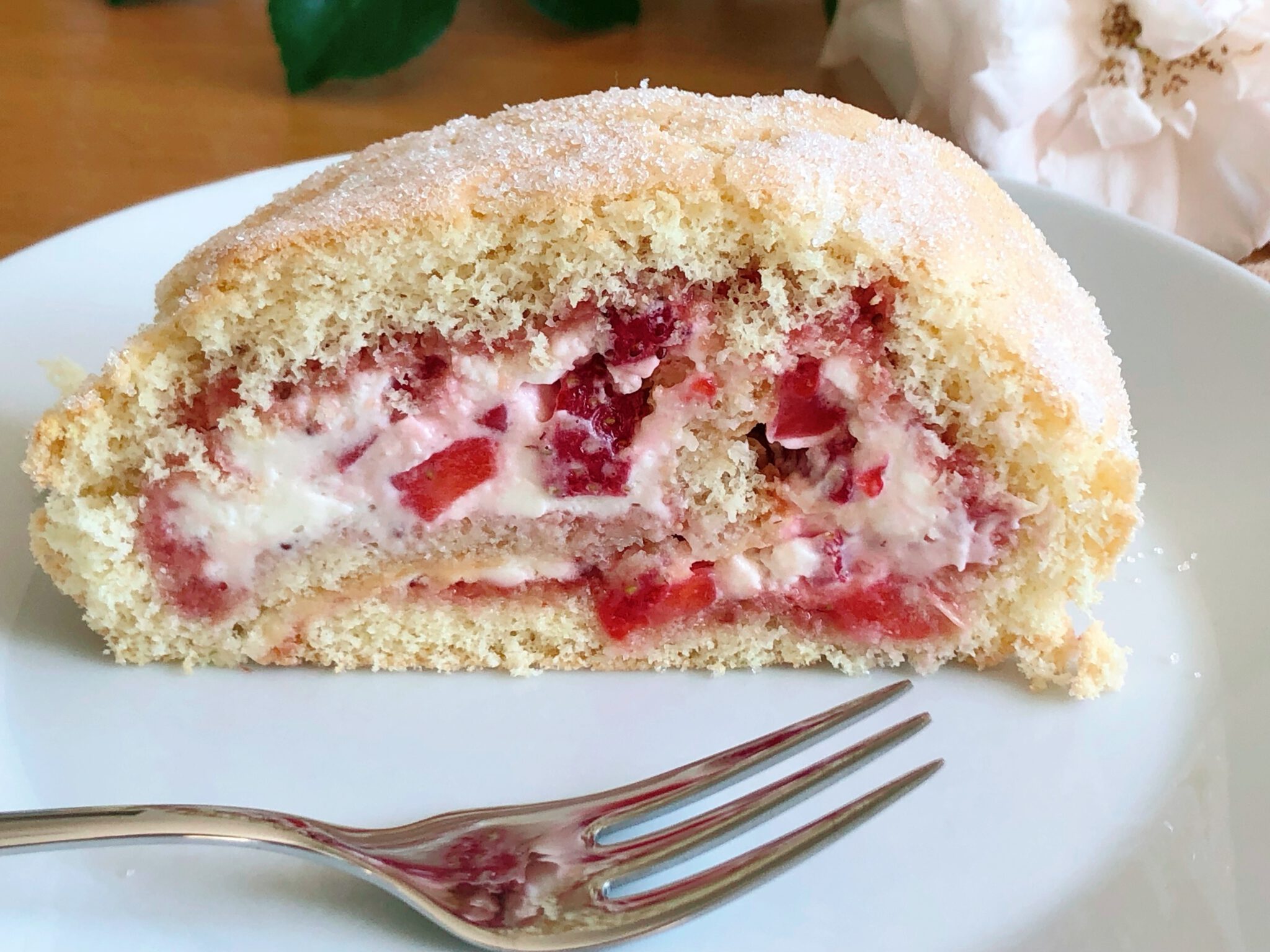 Biskuitroulade mit Erdbeeren