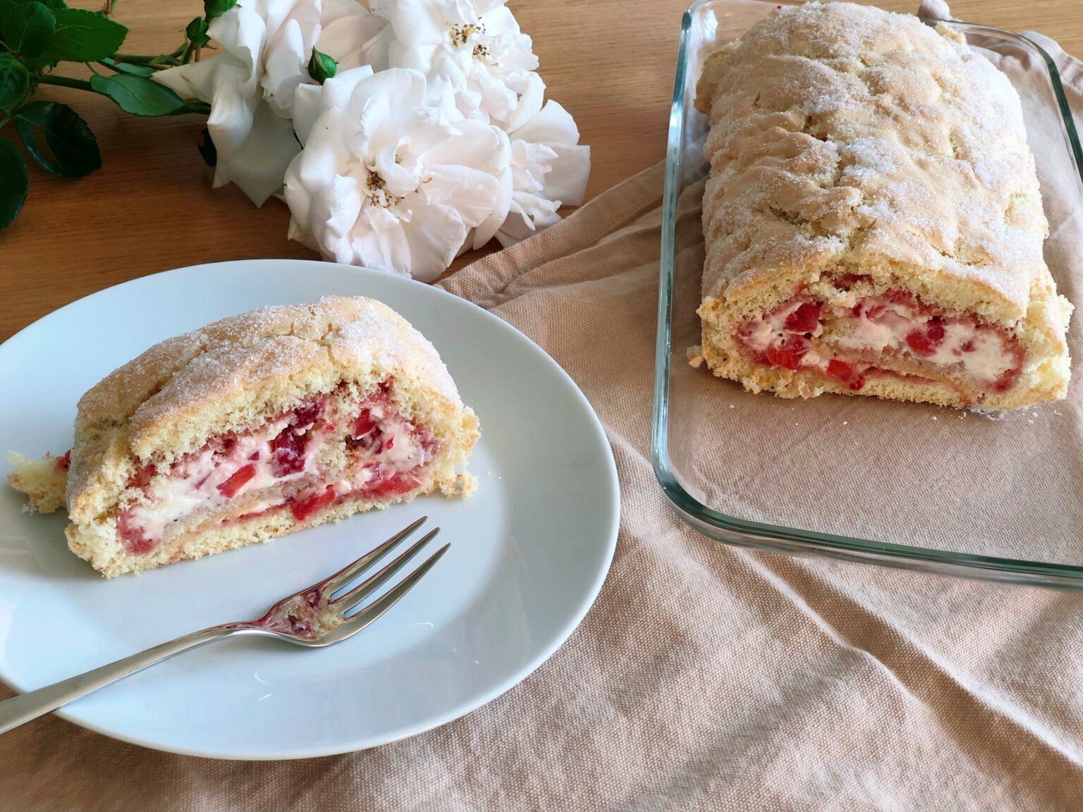 Biskuitroulade mit Erdbeeren