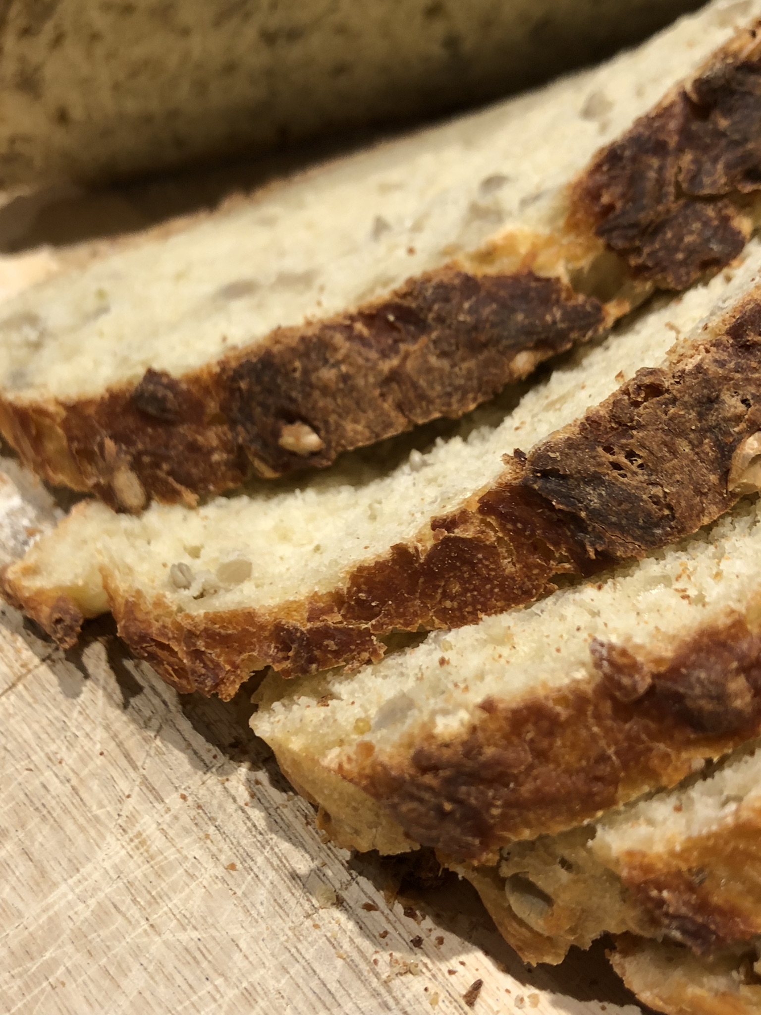 Roggenbrot mit Buttermilch und Sonnenblumenkernen Roggenbrot mit Buttermilch und Sonnenblumenkernen